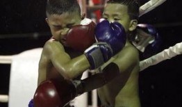 男孩爆料被大叔拳击打视频,大叔街头暴力拳击，引发网友热议